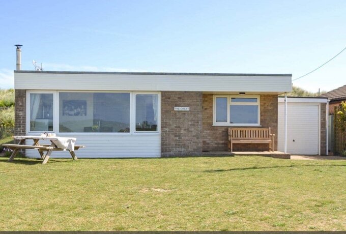 Beachside holiday cottage Norfolk - The Crest is a self catering beachside holiday cottage on the Norfolk coast and has direct beach access.