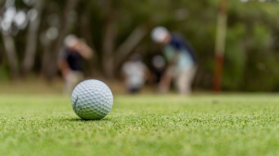 Golf ball on a golf course (© nathan-jennings on Unsplash)