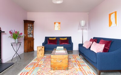 Colourful Lounge in a Corporate Stay - Living room with two beautiful navy sofas. Perfect for family quality time. Colourful rustic rug