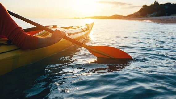 Canoeing on the Costa del Sol - Image of a guest canoeing in the Mediterranean sea in Fuengirola (© Canva)