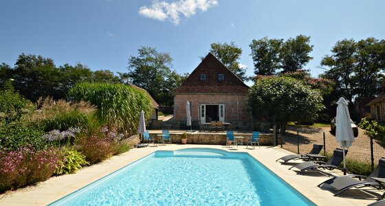 Villa in France with private pool - Private pool, enclosed with gate. Sunloungers (© Voila Villas France)