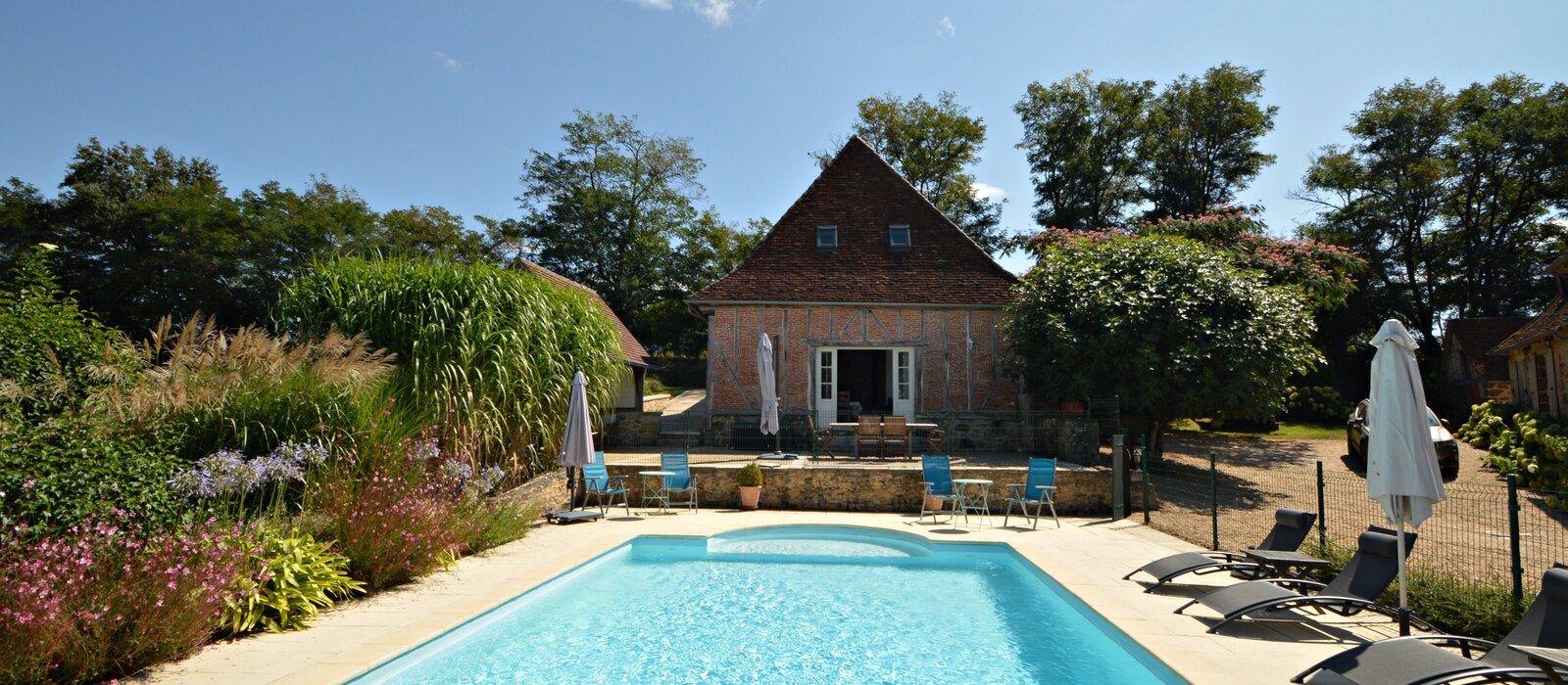 Villa in France with private pool - Private pool, enclosed with gate. Sunloungers (© Voila Villas France)