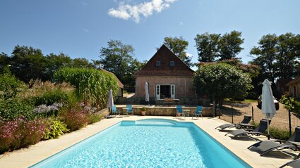 Villa in France with private pool - Private pool, enclosed with gate. Sunloungers (© Voila Villas France)