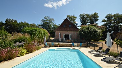 Villa en France avec piscine privée - Piscine privée, clôturée par un portail. Transats (© Voila Villas France)