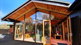 4 bed lodge with hot tub - outside view of the windows and doors to back garden (© Ptarmigan Lodge)