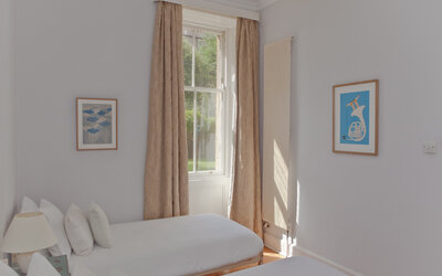 Twin Bedroom in a Corporate Rental Stay - The twin bedroom has plenty of space as well as a large window to let in all that garden side calmness (© The Edinburgh Address)