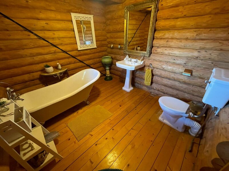 Woodpecker log cabin with fishing, pizza oven, hot tub situated