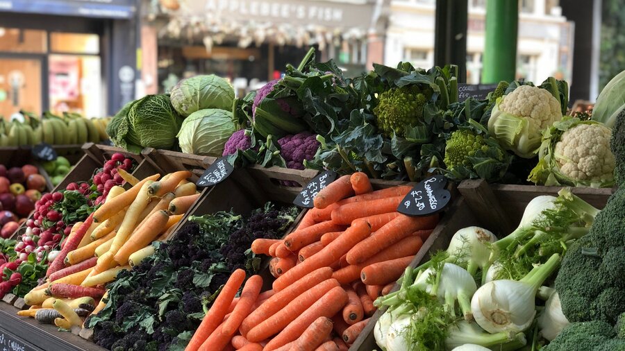 Vegetable stall at a farmers' market (© Kate Asplin on Unsplash) Vegetable stall at a farmers' market (© Kate Asplin on Unsplash)