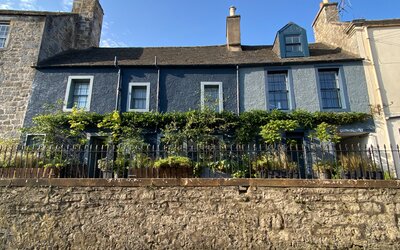 Unique Holiday Let in Scottish Seaside Town - Colourful exterior of coastal holiday home in South Queensferry