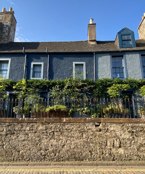 Unique Holiday Let in Scottish Seaside Town - Colourful exterior of coastal holiday home in South Queensferry