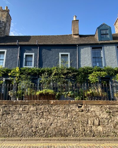 Unique Holiday Let in Scottish Seaside Town - Colourful exterior of coastal holiday home in South Queensferry