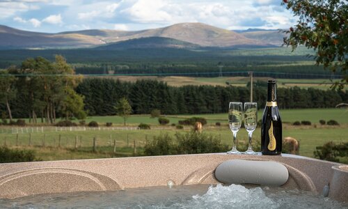 The Eagle's Nest - Cairngorms - Enjoy the stunning view from the hot tub at The Eagle's Nest in The Cairngorm National Park