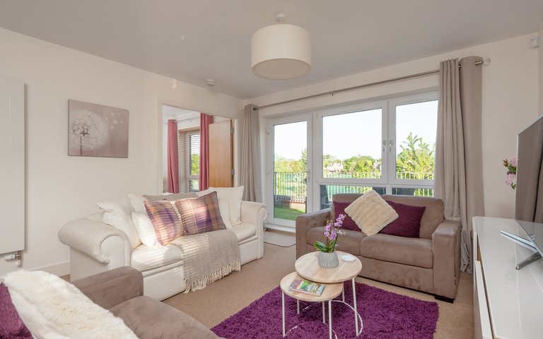 Fettes Rise 1 - Bright, airy living room with comfortable sofas Fettes Rise 1 - Bright, airy living room with comfortable sofas
