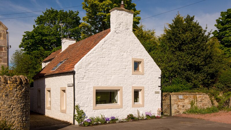 Cockleshell Cottage Exterior - Exterior shot of pretty holiday let cottage in Aberlady.