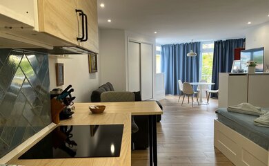 Studio apartment kitchen - This holiday rental apartment includes a large fridge and freezer, electric hob, microwave, and crockery and cutlery for a family of 4. (© Goto Property Management)