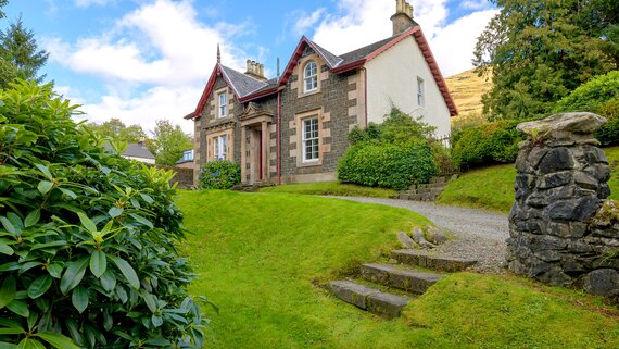 Lochside House welcomes you! - Step back in time and breathe in the fresh countryside air. Wrap yourself in a warm blanket and soak up the view. It's peaceful, completely private and steeped in storybook charm