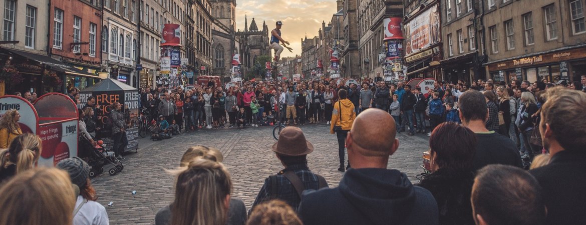 Edinburgh Fringe Festival - Street performance at the Edinburgh Fringe Festival (© David Monteith Hodge)