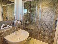 Shower in the en-suite bathroom