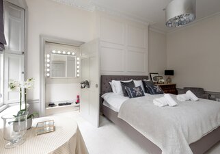 The Raeburn Residence - master en-suite bedroom