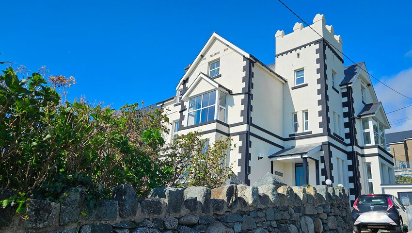 Talarfor the distinctive black and white holiday home