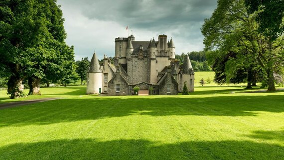 Castle Fraser in Scotland - Castle Fraser is a baronial tower house dating from 1575; south west of Inverurie; Aberdeenshire (© VisitScotland / Kenny Lam)