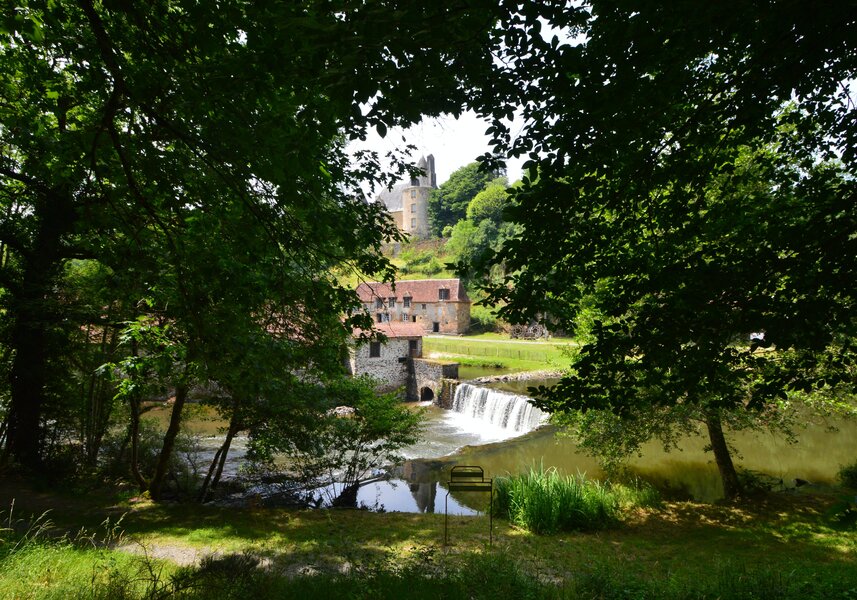 La Forge, cascade et château, balades en forêt.