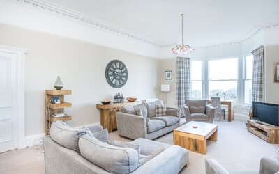 Firth View, self catering in North Berwick - Spacious sitting room overlooking the seafront in North Berwick (© Coast Properties)