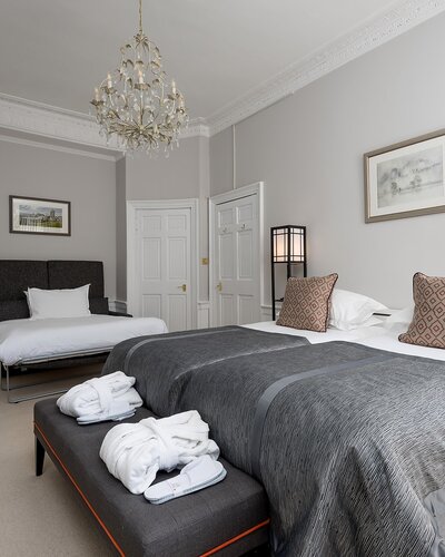 Luxury Robes & Slippers – Hotel Quality Comfort - Enjoy hotel-quality fluffy robes and slippers, adding a touch of luxury to your Edinburgh stay, ideal for relaxing after business meetings or city exploring