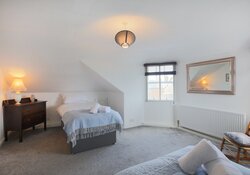 Westend Place - twin bedroom