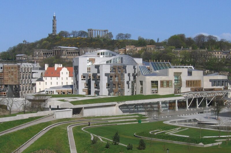 Scottish Parliament, Edinburgh - Scottish Parliament with Calton Hill in the background (© Klaus with K on Wikipedia)