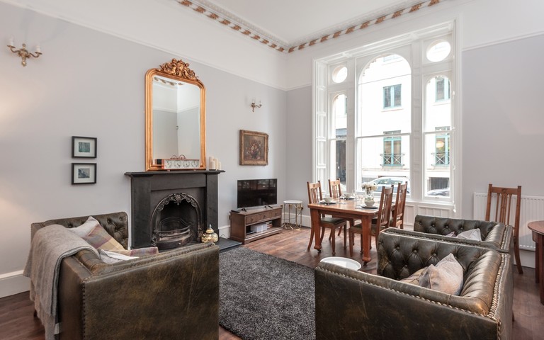 CornwallSt-3 - Spacious family living room with dining table in Edinburgh holiday let CornwallSt-3 - Spacious family living room with dining table in Edinburgh holiday let