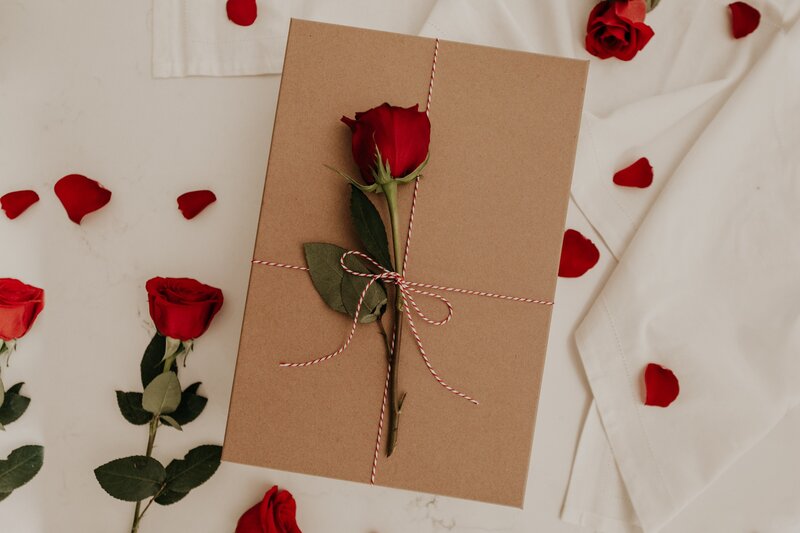 Gift and roses on a white cloth (© Becca Tapert on Unsplash) Gift and roses on a white cloth (© Becca Tapert on Unsplash)