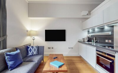 15-web-or-mls-242 West George Street Lomond_15 - Living area with comfortable seating and a flat-screen TV