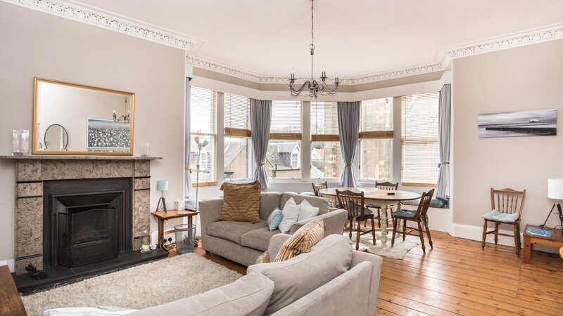 Scotts View North Berwick - Two bedroom centrally located apartment. Spacious sitting room with open fire