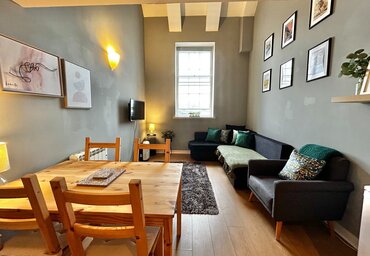 The Drummond Duplex Residence - Sitting room, ding area in Edinburgh holiday rental acommodation.