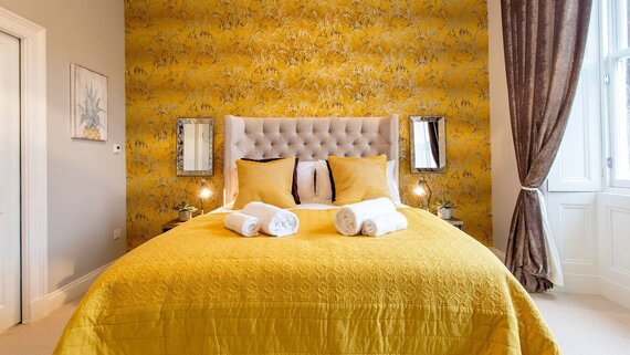 Glencairn apartment the west end of Edinburgh - Luxurious double bedroom in golden hues.