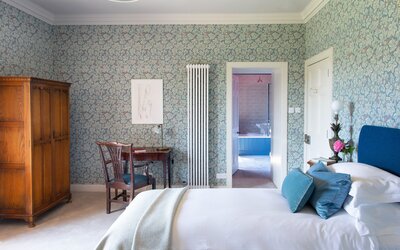 Modern Bedroom In a Vacation Rental - Elegantly designed bedroom featuring a comfy super king-sized bed, plush linens and sophisticated décor