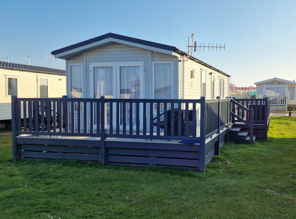 Outside View of Jolly Jams - Outside view of Jolly Jams with veranda and patio with outside seating areas