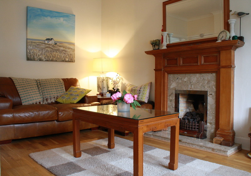 Bright ground floor 2 bedroom apartment in the delightful village of Gullane on Scotland's Golf Coast - Putters Par comfy sitting room (© Coast Properties) Bright ground floor 2 bedroom apartment in the delightful village of Gullane on Scotland's Golf Coast - Putters Par comfy sitting room (© Coast Properties)