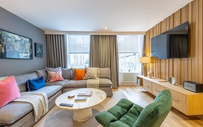 Living Room - An inviting and light-filled living area, designed with modern travellers in mind. It features comfortable seating, stylish furnishings and large windows that bring in natural light, creating a relaxing atmosphere in the heart of the city.