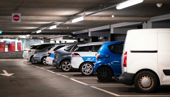 Holiday homes with free indoor parking - A line of cars and vans parked in a quiet private car park. (© Michael Fousert) Holiday homes with free indoor parking - A line of cars and vans parked in a quiet private car park. (© Michael Fousert)