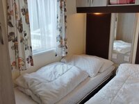 Twin bedroom V6