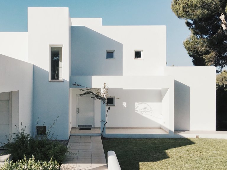 Villa facade - Modern design, unique layout, captures the imagination. (© https://www.pexels.com)