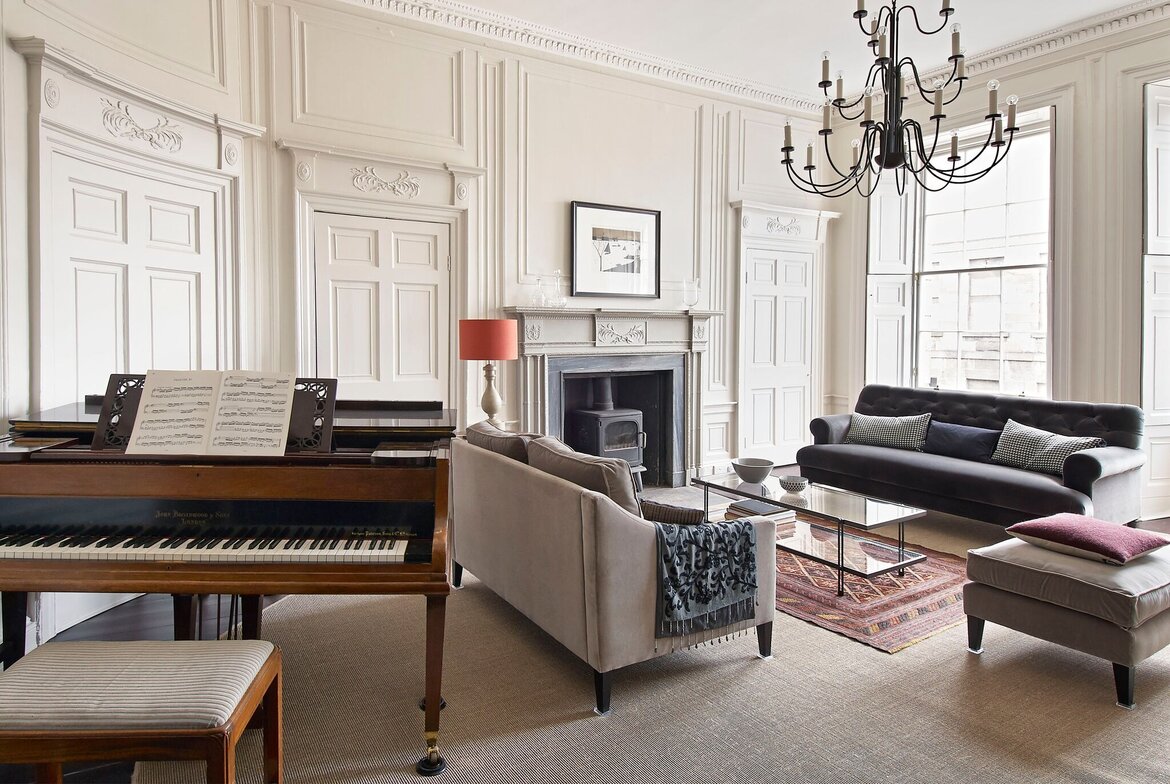 Stay in a holiday home during renovations - A light airy room with opulent furniture and a piano. (© The Art House - The Edinburgh Address)