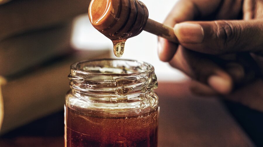 Jar of honey (© Arwin Neil Baichoo on Unsplash)