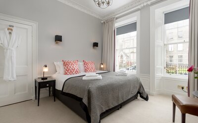 Bright and Spacious Bedroom in Edinburgh - Super King size bed or twin beds (zip & link)