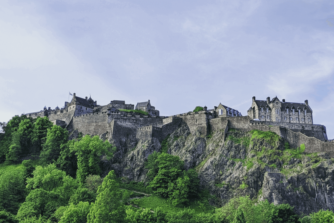 St Andrews to Edinburgh holiday - Views of Edinburgh Castle, which can be enjoyed in a trip from St Andrews golfing holidays to Edinburgh city. (© alana-harris-unsplash)