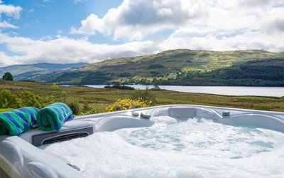 Hot Tub Holiday Home Groups and Families - Spacious hot tub with breath-taking countryside views, surrounded by serene natural beauty