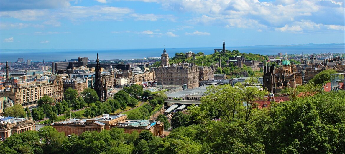 Edinburgh, included in Scotland's legislation against self-catering homes - Panoramic view of Edinburgh (© Image by Darilon from Pixabay)