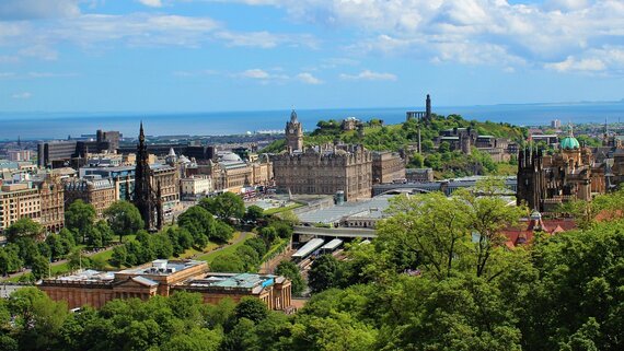 Edinburgh, included in Scotland's legislation against self-catering homes - Panoramic view of Edinburgh (© Image by Darilon from Pixabay)